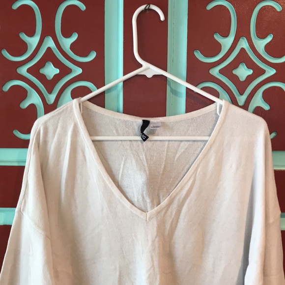 White Slouchy V Neck Sweater Size 8 - Picture 3 of 7